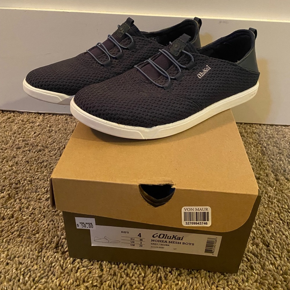Olukai Boys shoes size 4